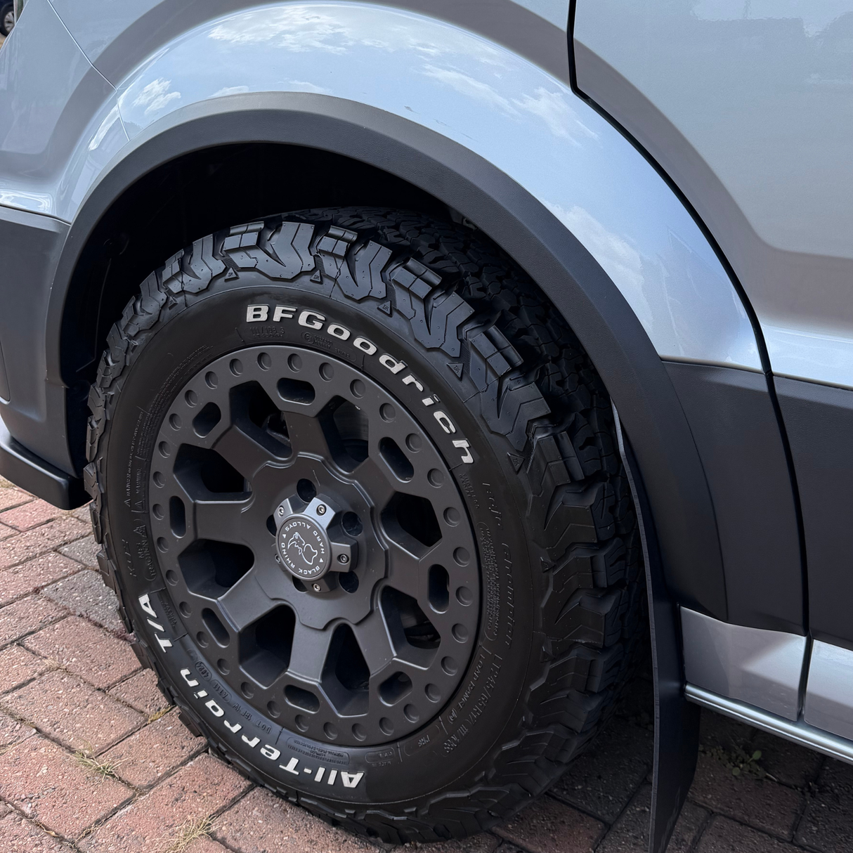 Para los acabados de pasos de rueda VW New Crafter / MAN TGE - Kit de diseño texturizado negro de 4 piezas | Van-X