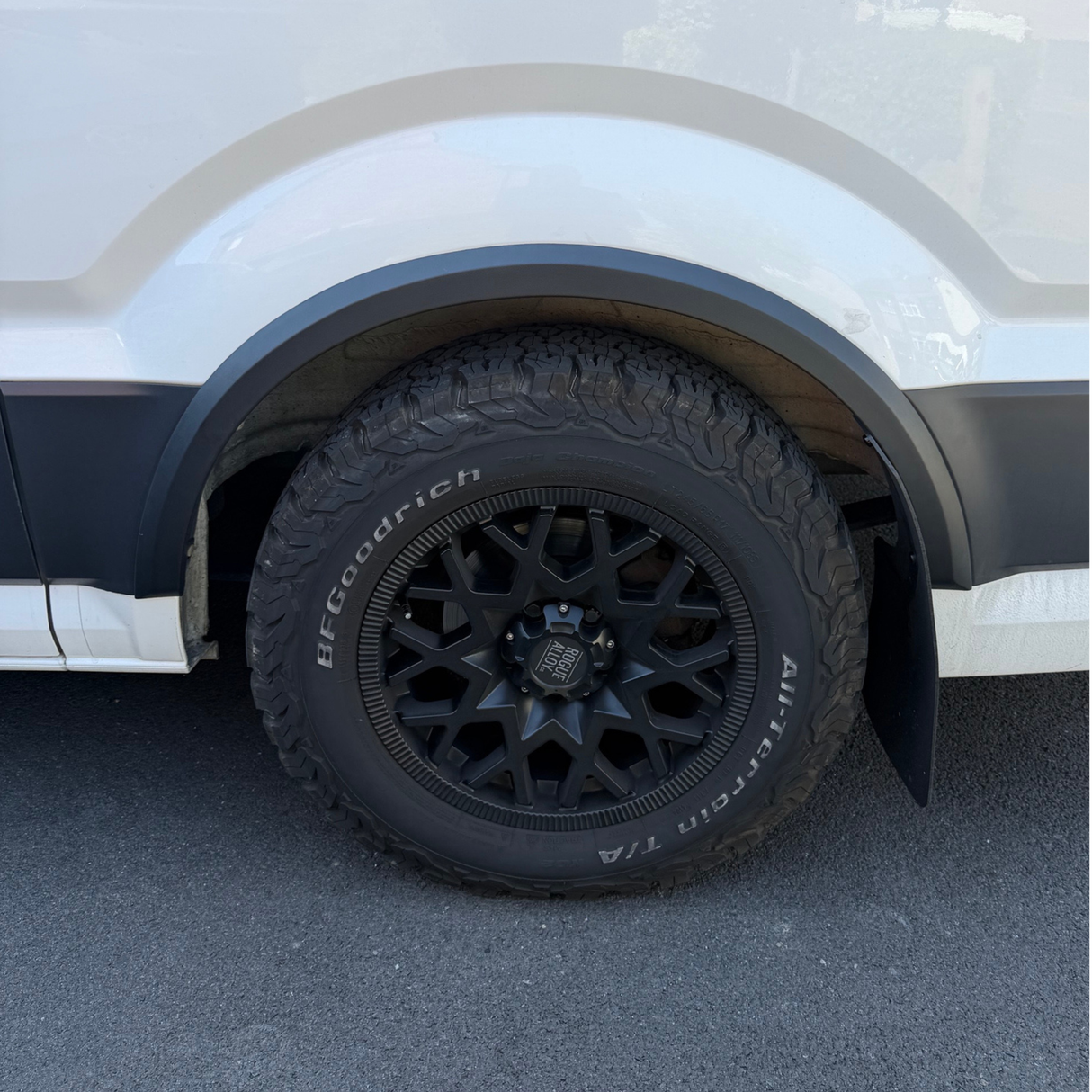 Para los acabados de pasos de rueda VW New Crafter / MAN TGE - Kit de diseño texturizado negro de 4 piezas | Van-X