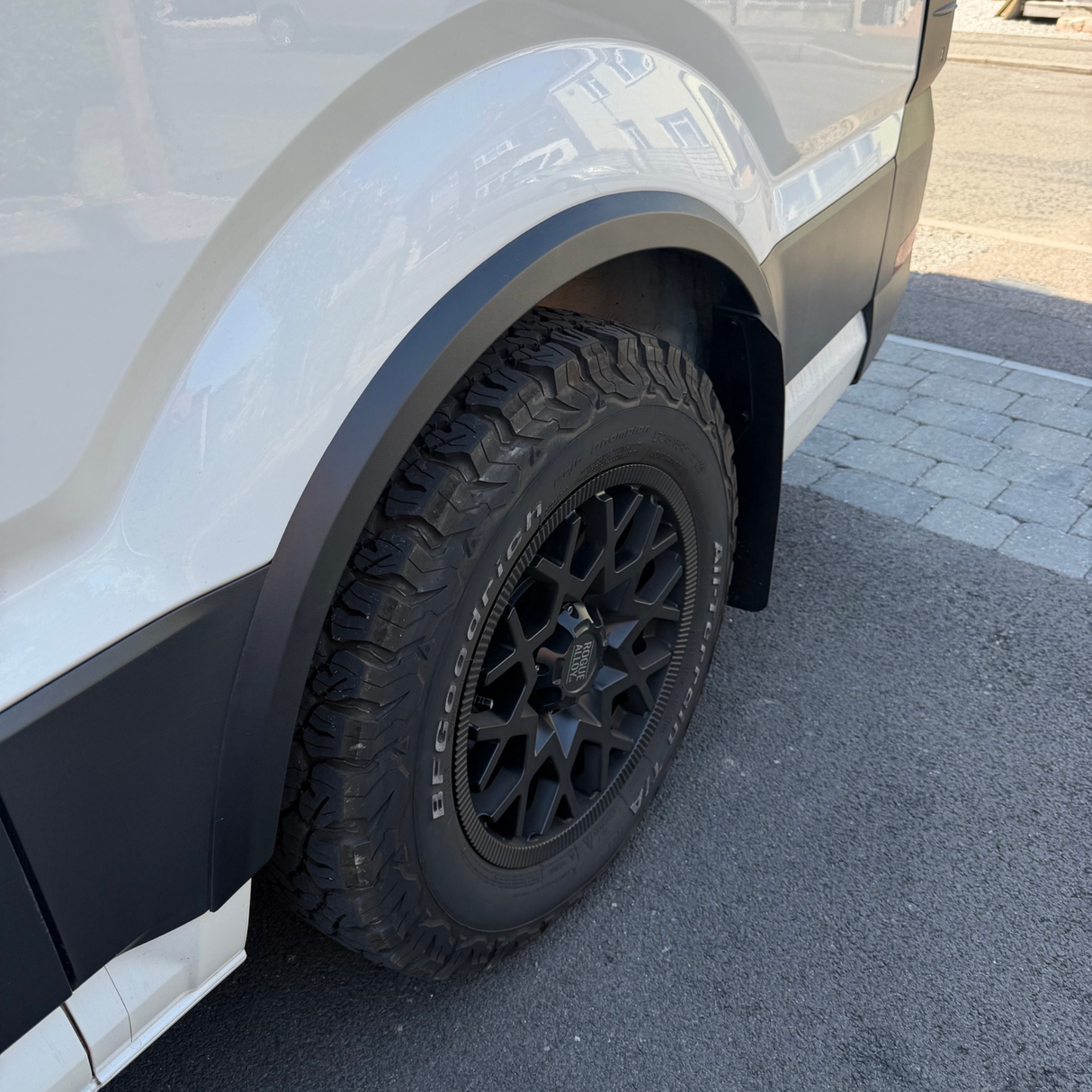 Para los acabados de pasos de rueda VW New Crafter / MAN TGE - Kit de diseño texturizado negro de 4 piezas | Van-X