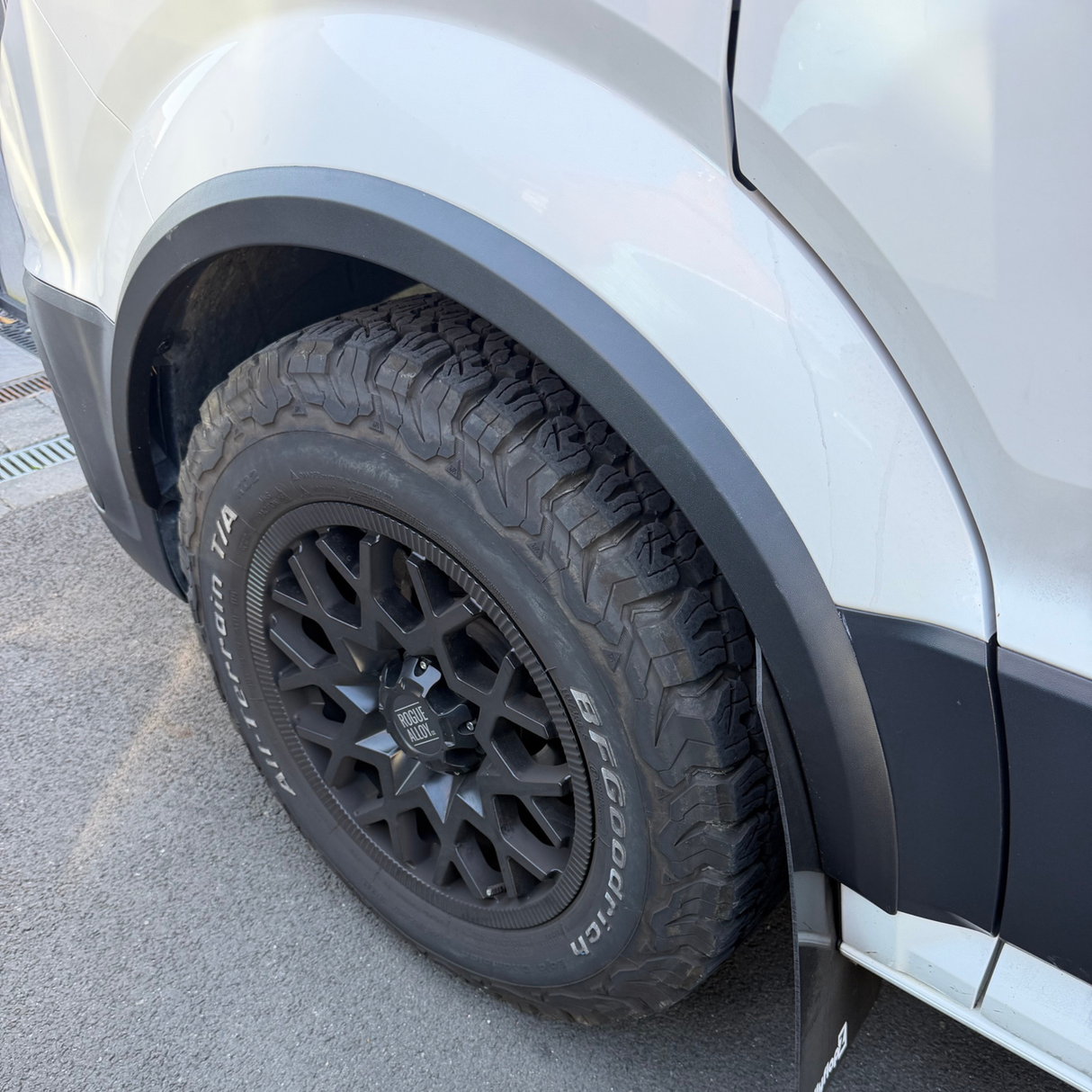 Para los acabados de pasos de rueda VW New Crafter / MAN TGE - Kit de diseño texturizado negro de 4 piezas | Van-X