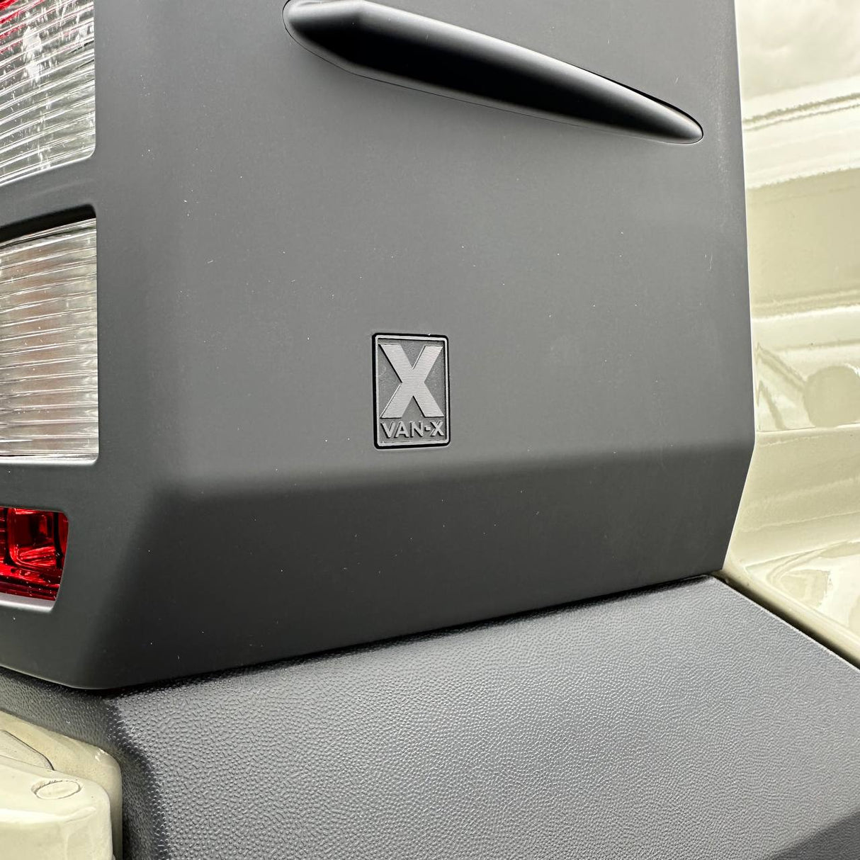 Per protezioni fari posteriori Volkswagen Crafter - Hammerite Ultimate Matte Black (dal 2018 in poi)