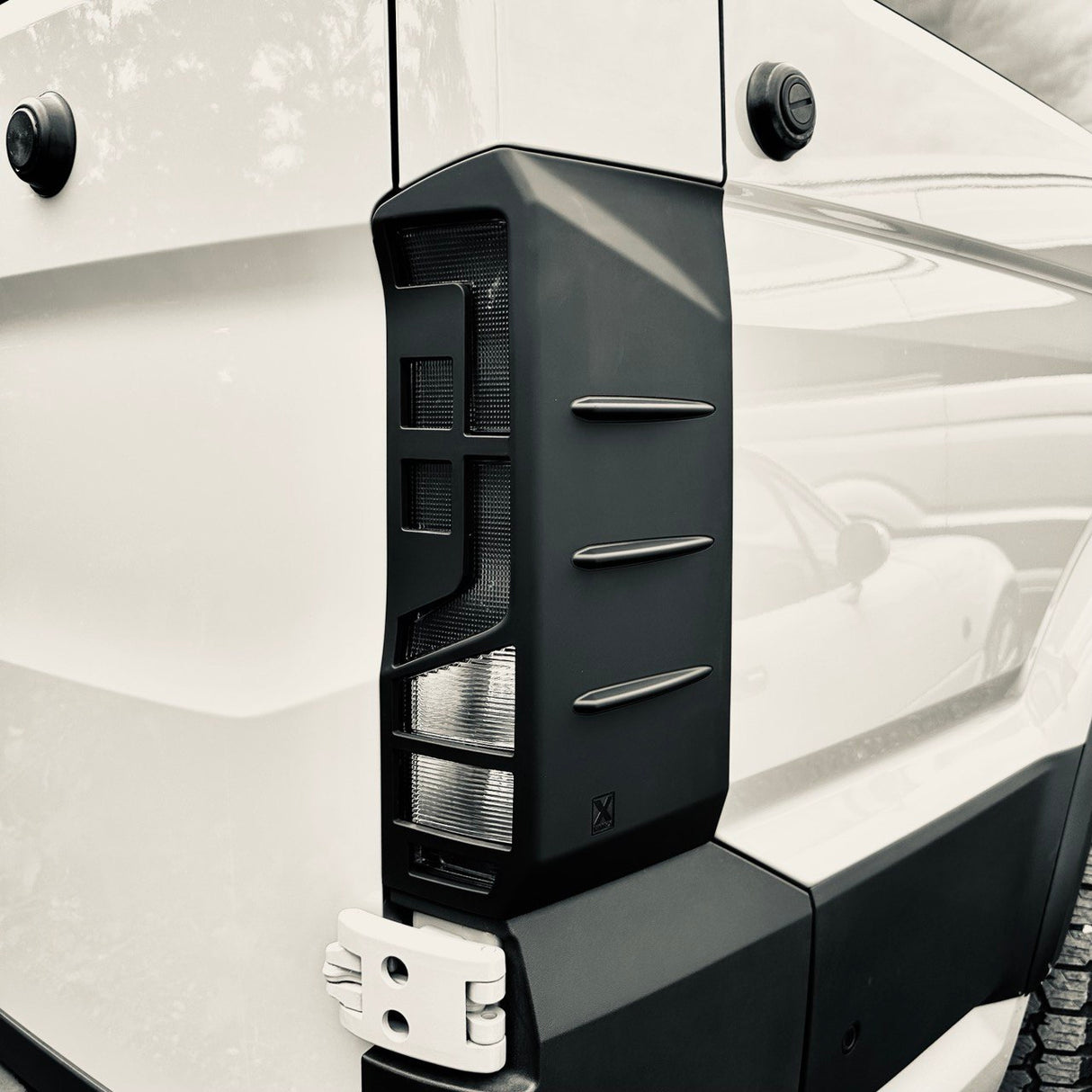 Per protezioni fari posteriori Volkswagen Crafter - Hammerite Ultimate Matte Black (dal 2018 in poi)