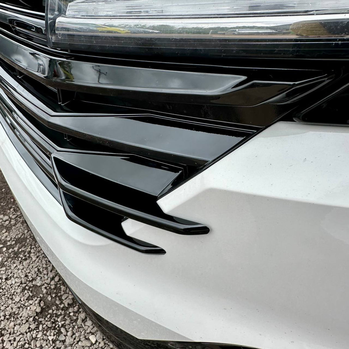 Voor VW T6.1 Voorgrille Zijvinnen – Glanzend Zwarte Afwerking (Set van 4) | Van-X styling-upgrade voor Volkswagen T6.1