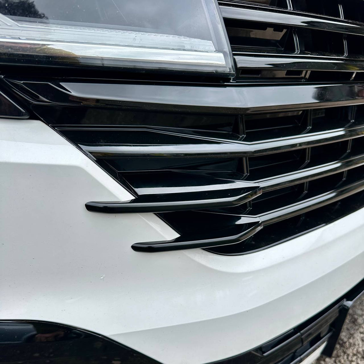 Voor VW T6.1 Voorgrille Zijvinnen – Glanzend Zwarte Afwerking (Set van 4) | Van-X styling-upgrade voor Volkswagen T6.1