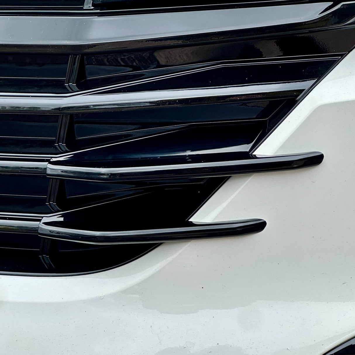 Voor VW T6.1 Voorgrille Zijvinnen – Glanzend Zwarte Afwerking (Set van 4) | Van-X styling-upgrade voor Volkswagen T6.1