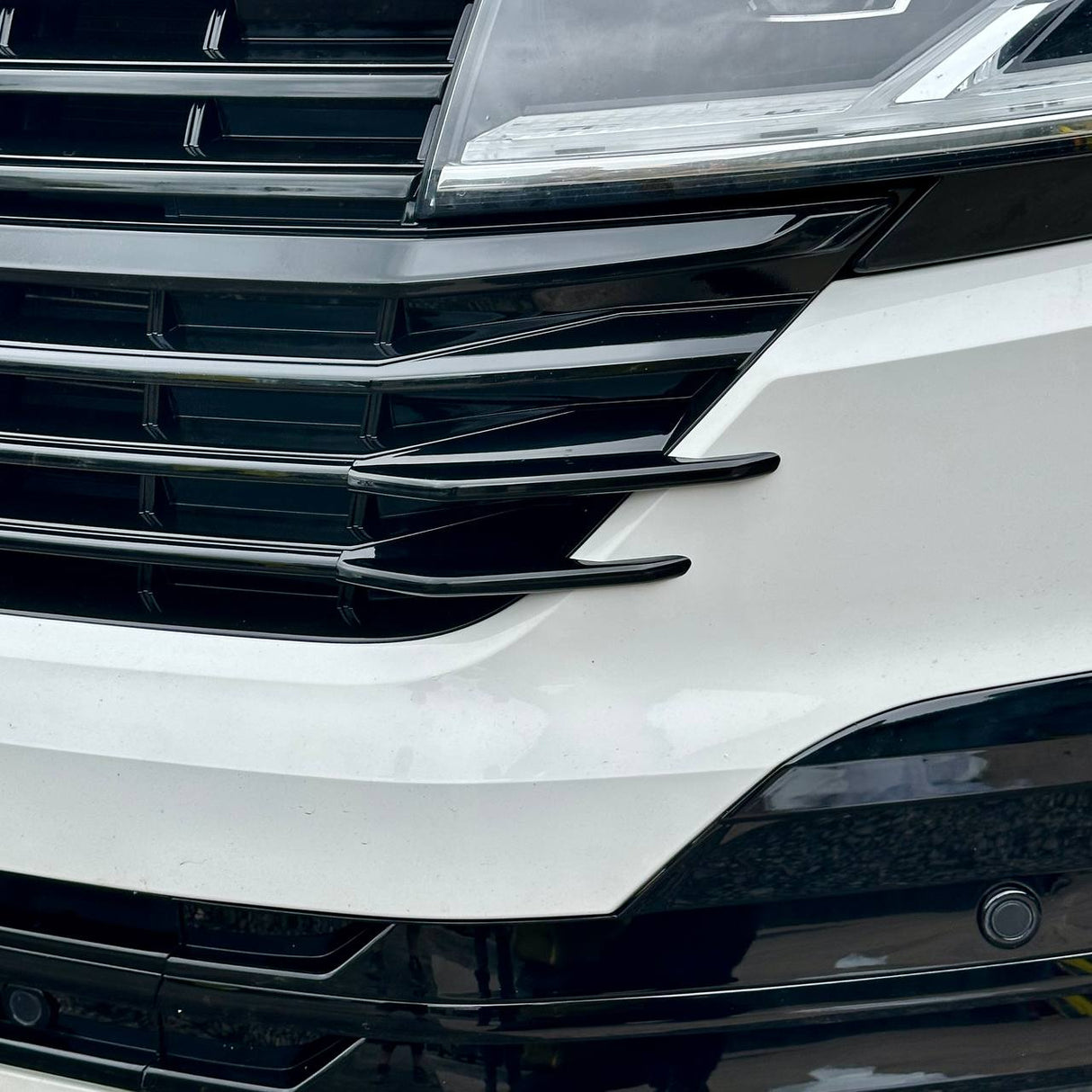 Voor VW T6.1 Voorgrille Zijvinnen – Glanzend Zwarte Afwerking (Set van 4) | Van-X styling-upgrade voor Volkswagen T6.1