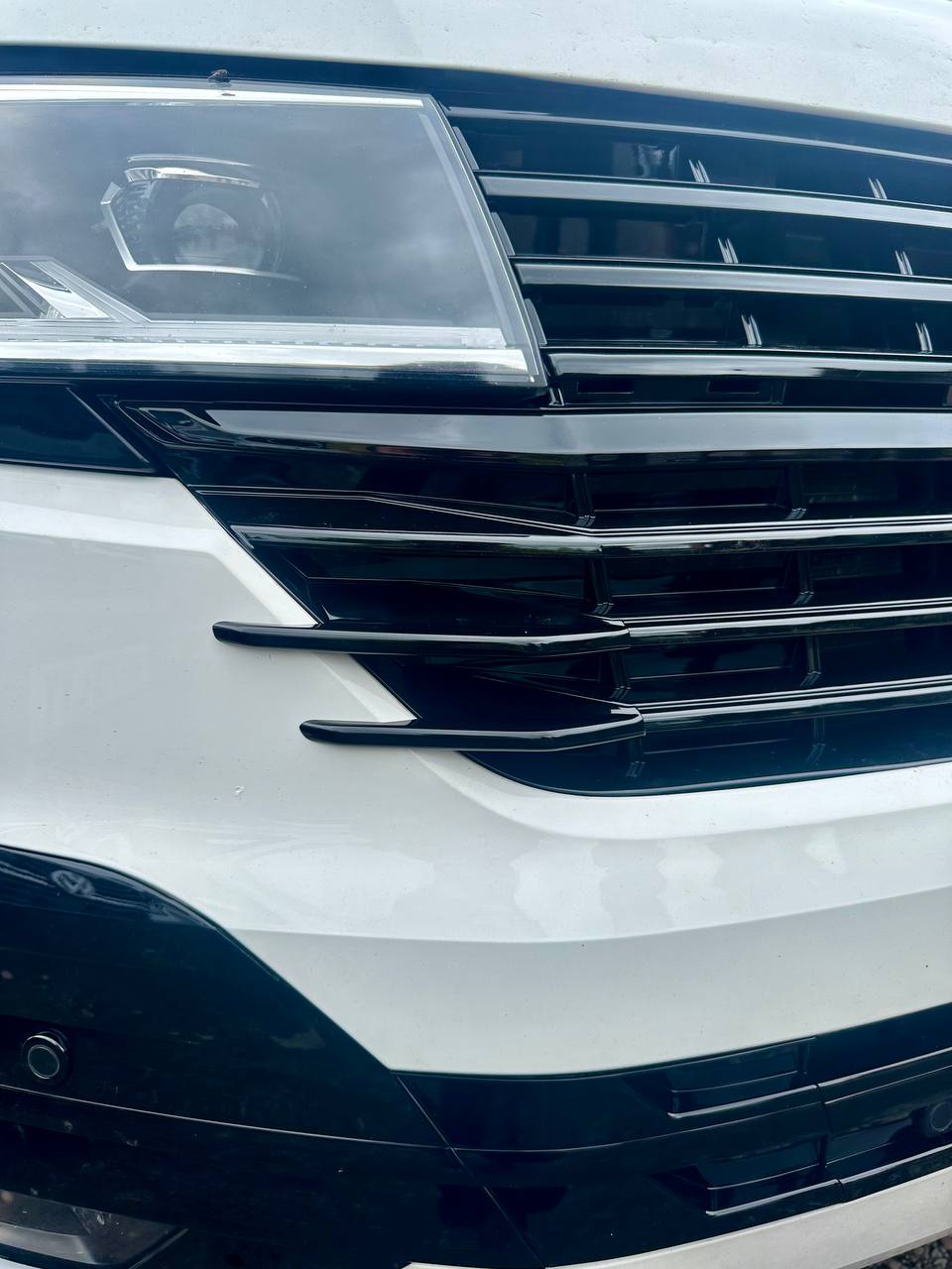 Voor VW T6.1 Voorgrille Zijvinnen – Glanzend Zwarte Afwerking (Set van 4) | Van-X styling-upgrade voor Volkswagen T6.1