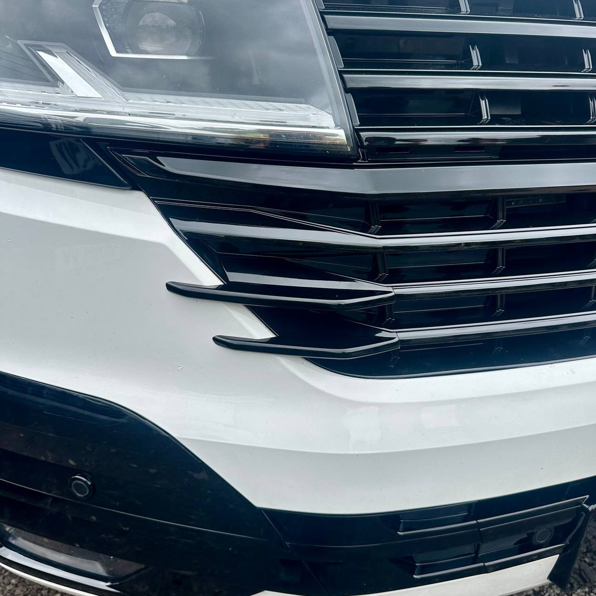 Voor VW T6.1 Voorgrille Zijvinnen – Glanzend Zwarte Afwerking (Set van 4) | Van-X styling-upgrade voor Volkswagen T6.1