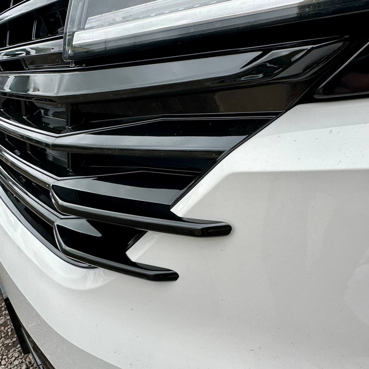 Voor VW T6.1 Voorgrille Zijvinnen – Glanzend Zwarte Afwerking (Set van 4) | Van-X styling-upgrade voor Volkswagen T6.1