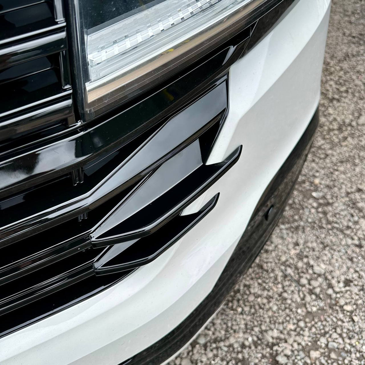 Voor VW T6.1 Voorgrille Zijvinnen – Glanzend Zwarte Afwerking (Set van 4) | Van-X styling-upgrade voor Volkswagen T6.1