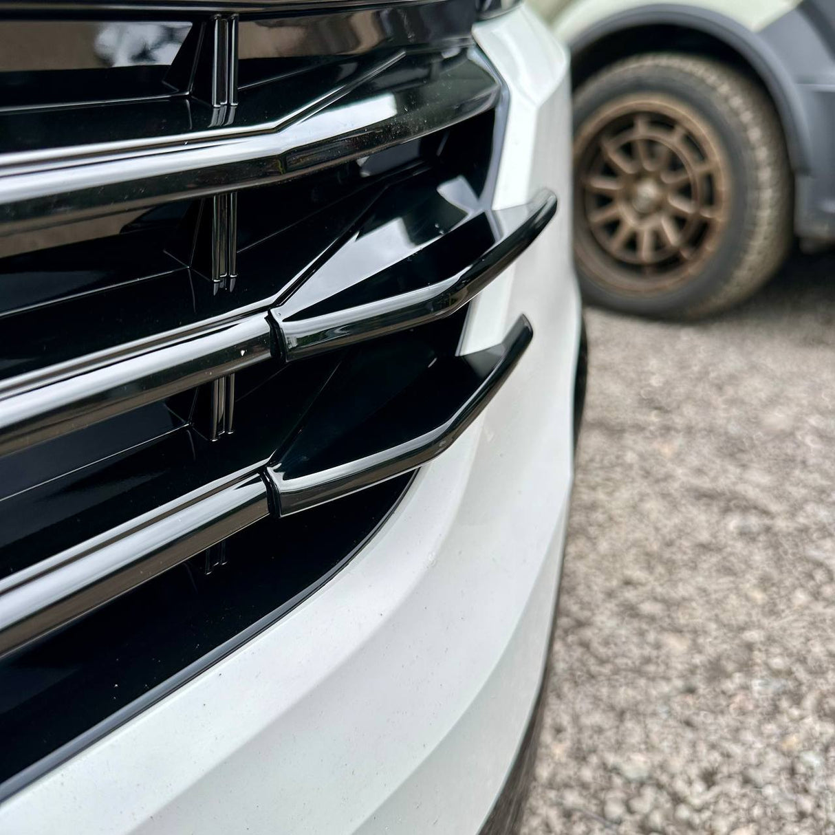 Voor VW T6.1 Voorgrille Zijvinnen – Glanzend Zwarte Afwerking (Set van 4) | Van-X styling-upgrade voor Volkswagen T6.1