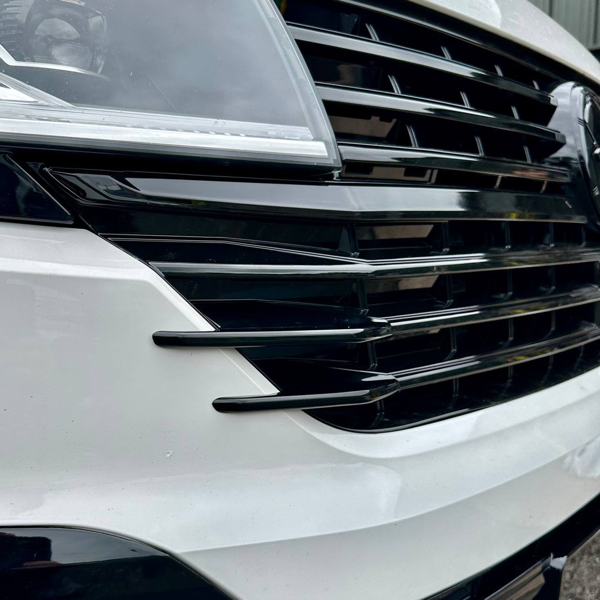 Voor VW T6.1 Voorgrille Zijvinnen – Glanzend Zwarte Afwerking (Set van 4) | Van-X styling-upgrade voor Volkswagen T6.1