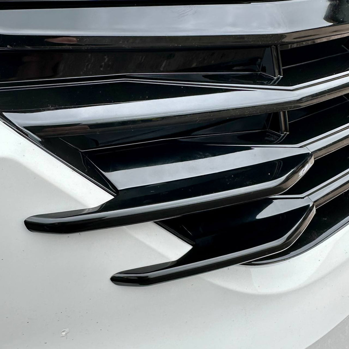 Voor VW T6.1 Voorgrille Zijvinnen – Glanzend Zwarte Afwerking (Set van 4) | Van-X styling-upgrade voor Volkswagen T6.1