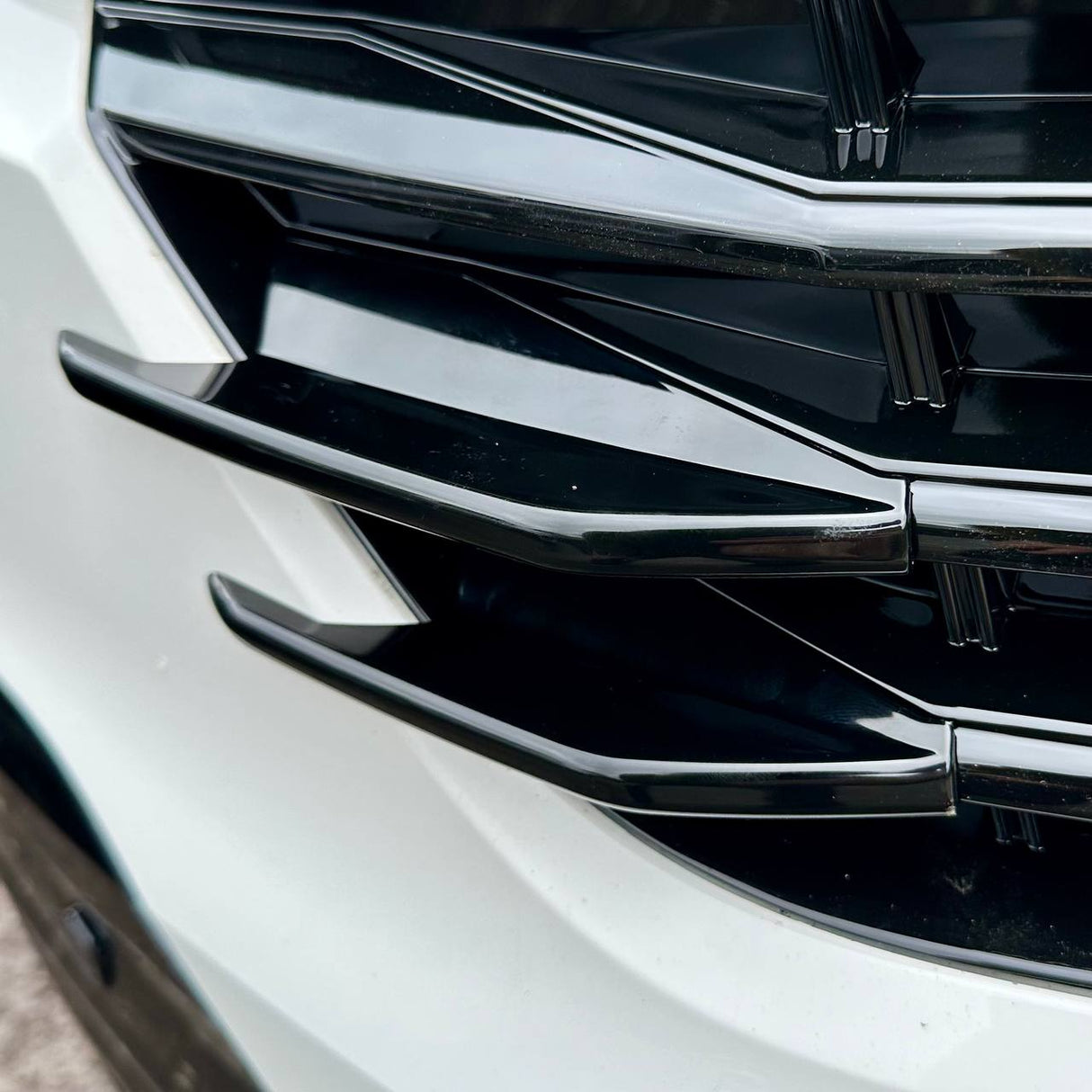 Voor VW T6.1 Voorgrille Zijvinnen – Glanzend Zwarte Afwerking (Set van 4) | Van-X styling-upgrade voor Volkswagen T6.1