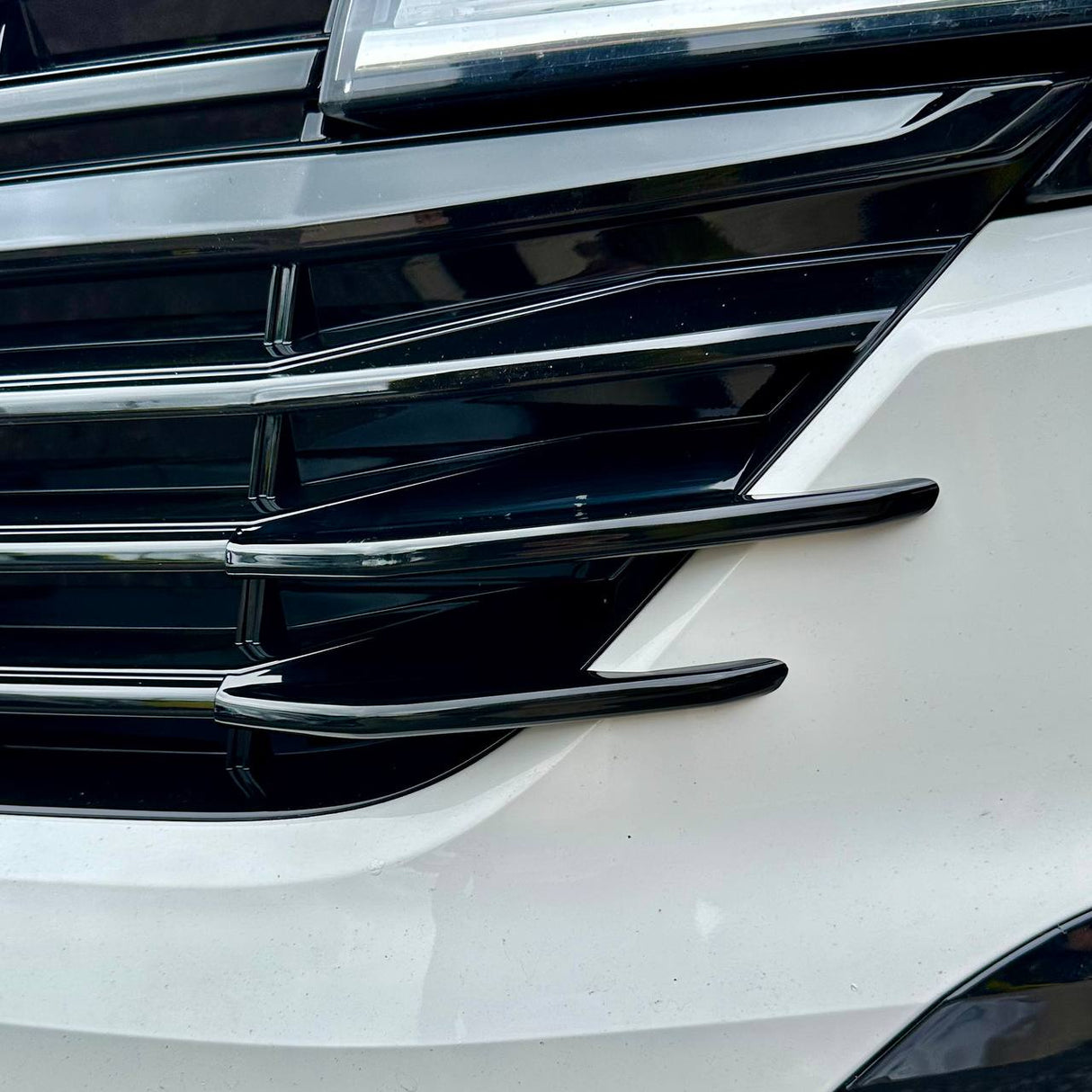 Voor VW T6.1 Voorgrille Zijvinnen – Glanzend Zwarte Afwerking (Set van 4) | Van-X styling-upgrade voor Volkswagen T6.1