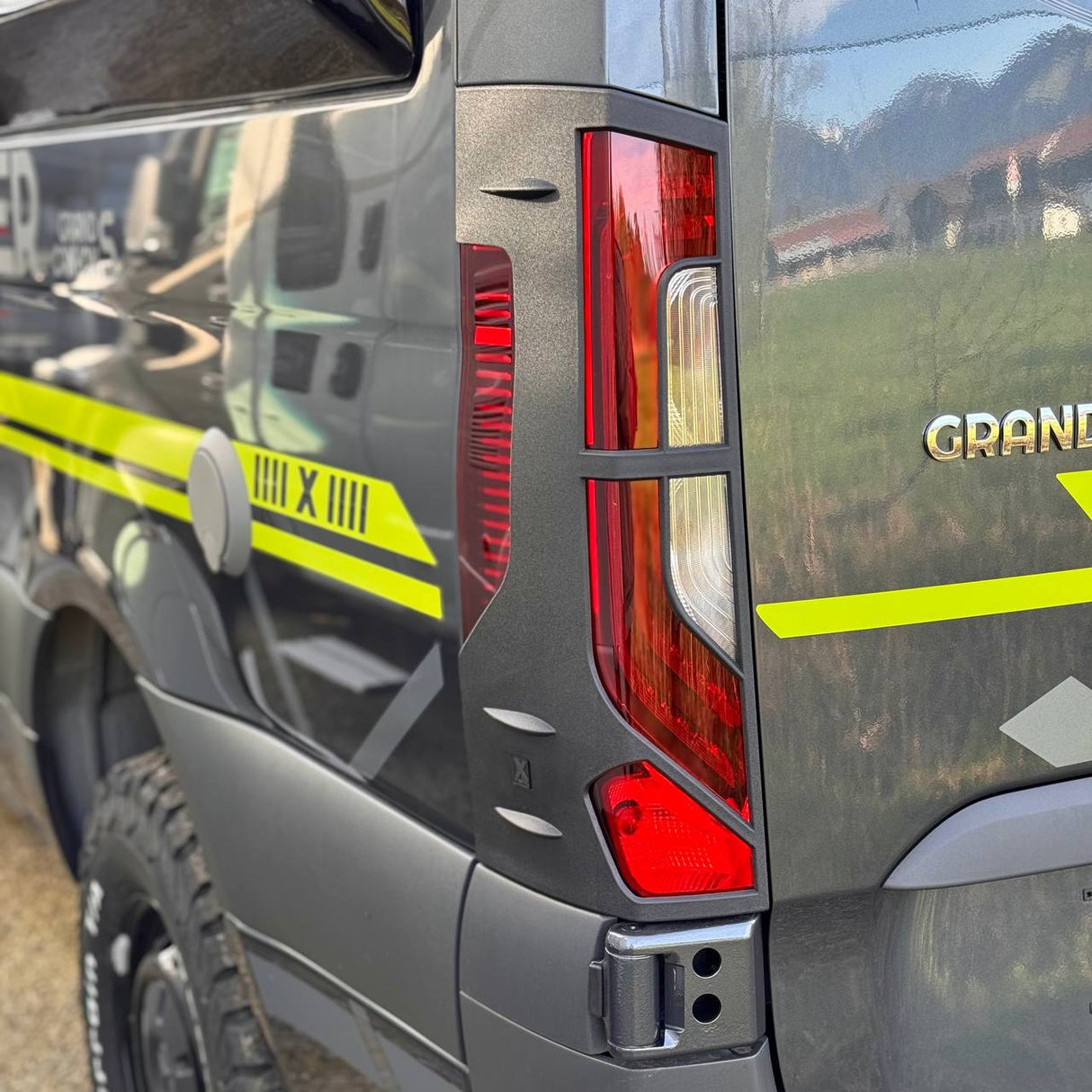 Per Protezioni Fari Posteriori Mercedes-Benz Sprinter 907 | Protezioni fanali posteriori per furgoni Sprinter – Van-X