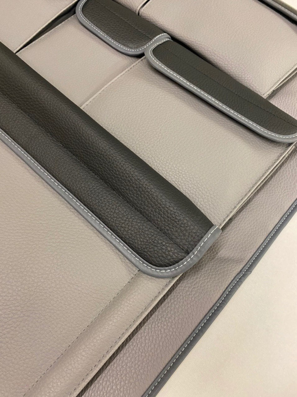 Voor VW T5 / T5.1 / T6 Transporter dubbele achterbankorganizer (grijs met zwarte deksels)