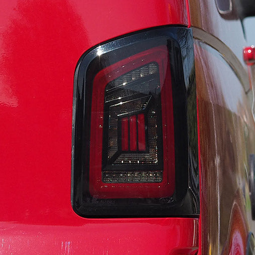 VW T5, T5.1 Porta fienile fumé Luci posteriori LHD Barre rosse LED Guida a sinistra Solo furgone MK3