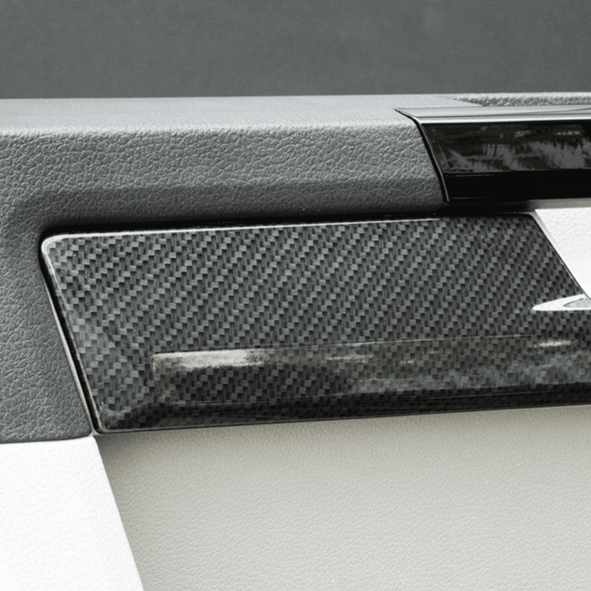 VW Transporter T6 LHD onderste dashboardstyling met koolstofeffect