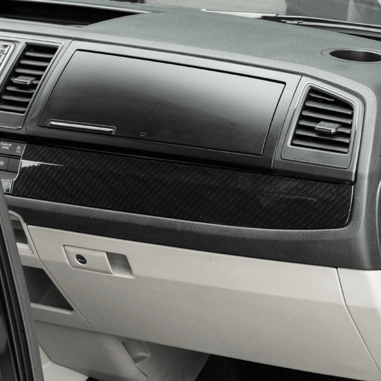 VW Transporter T6 LHD onderste dashboardstyling met koolstofeffect