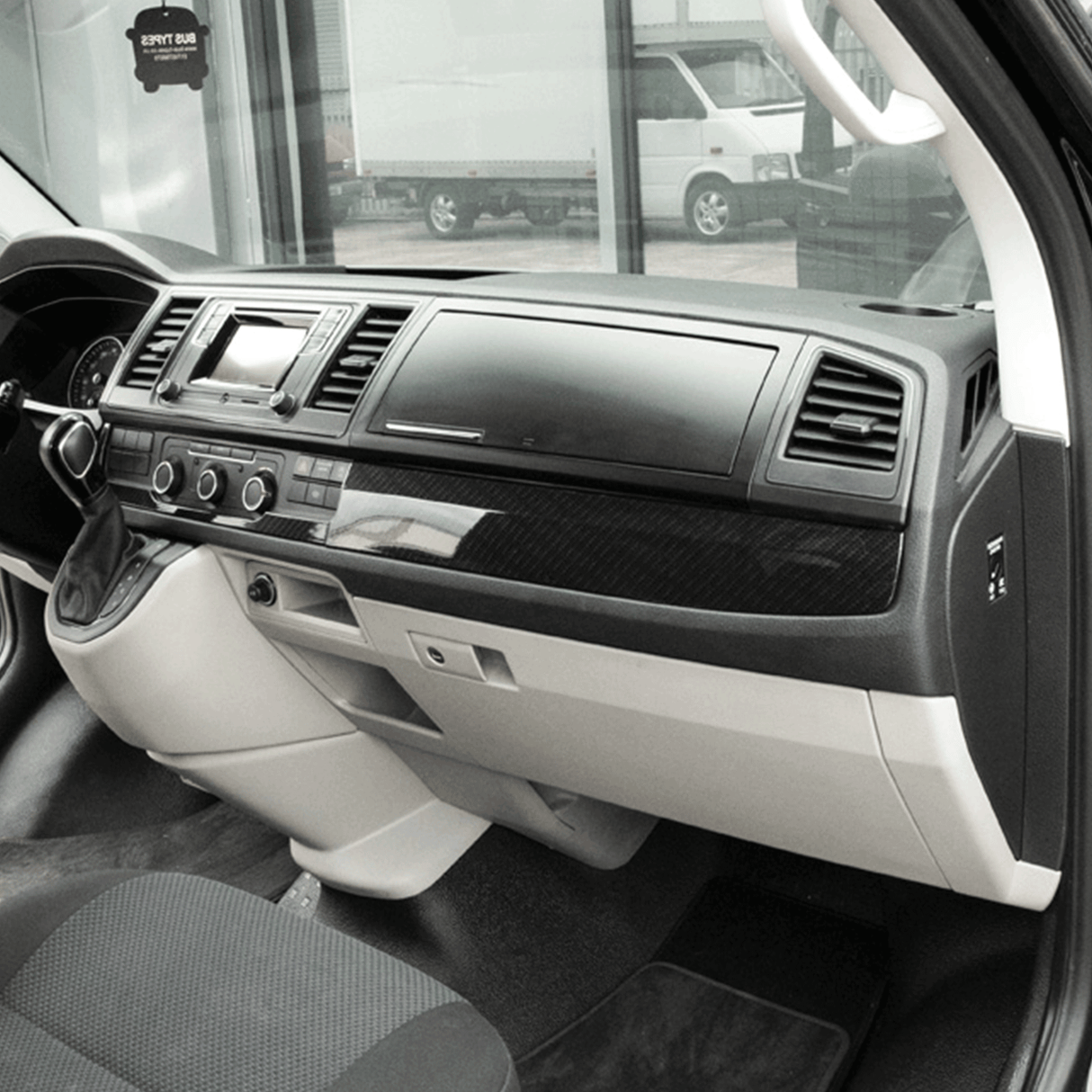VW Transporter T6 LHD onderste dashboardstyling met koolstofeffect
