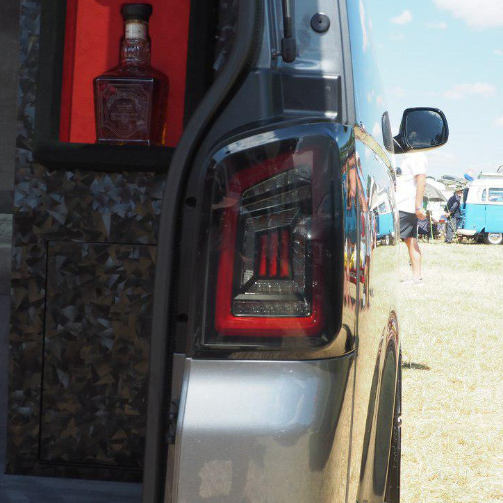 VW T5, T5.1 Gerookte achterklep LHD Achterlichten Rode balken LED Linksgestuurde bestelwagen alleen MK3