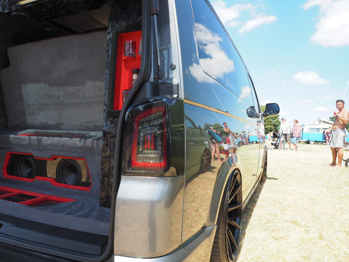 VW T5, T5.1 Gerookte achterklep LHD Achterlichten Rode balken LED Linksgestuurde bestelwagen alleen MK3