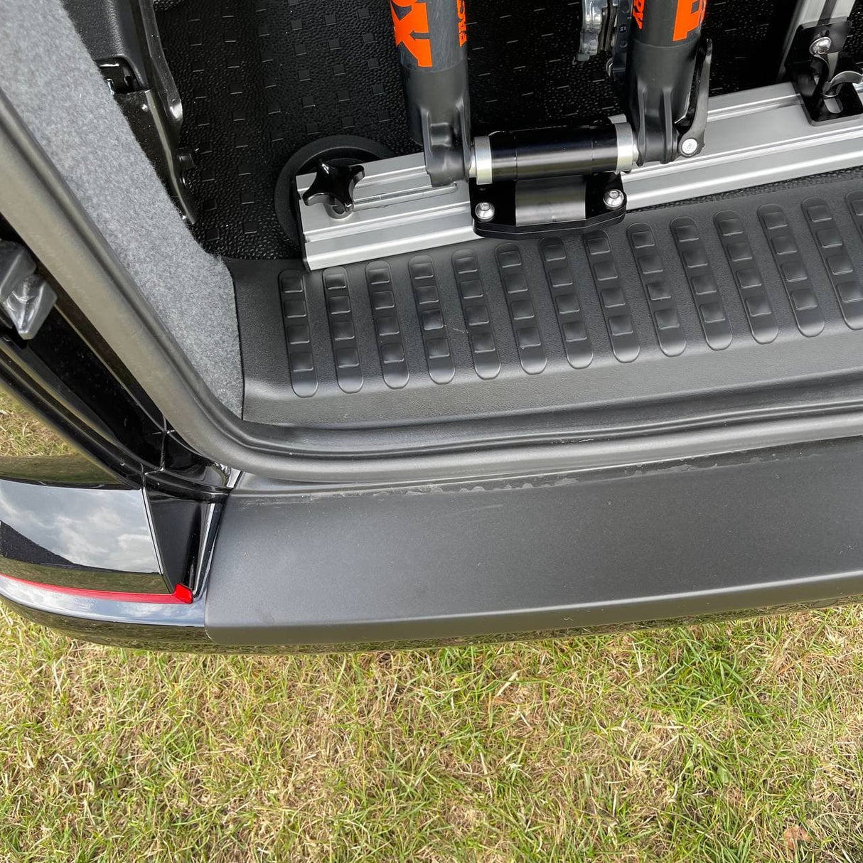 VW T6.1 V3 hayon Couvercle de seuil arrière Pièces de conversion de camping-car, y compris vis et capuchons