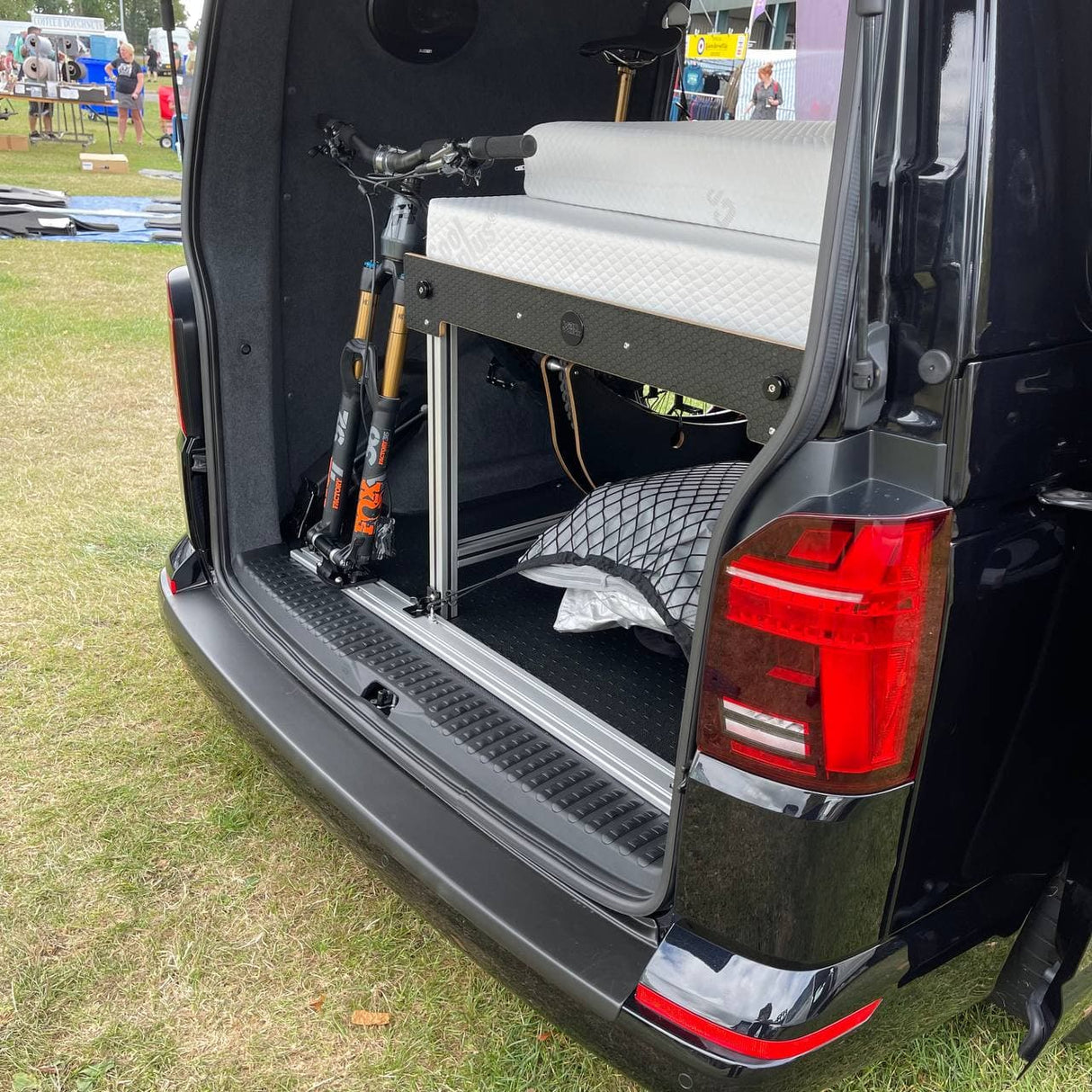 VW T6.1 V3 hayon Couvercle de seuil arrière Pièces de conversion de camping-car, y compris vis et capuchons
