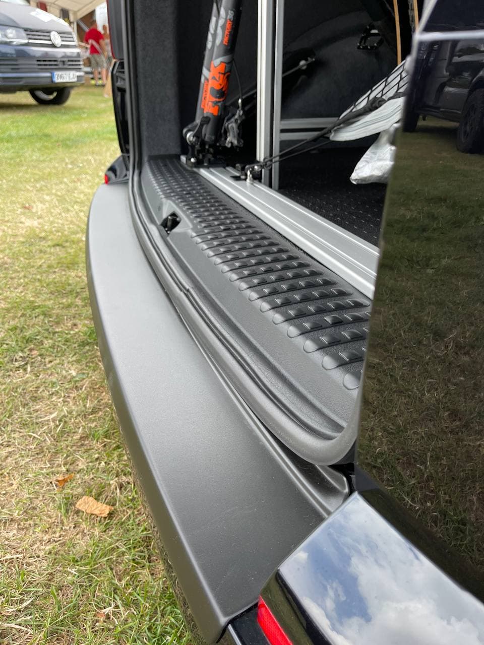 VW T6.1 V3 hayon Couvercle de seuil arrière Pièces de conversion de camping-car, y compris vis et capuchons