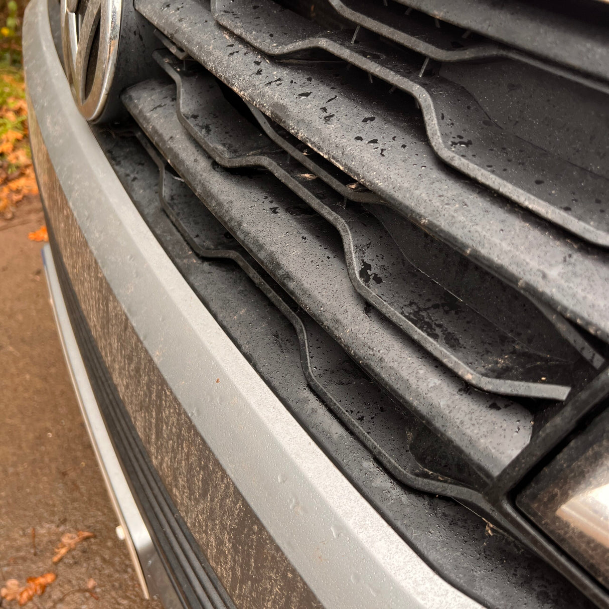 Griglia anteriore VW T6 R-Line (2 in 1) con badge/senza badge - Nero opaco