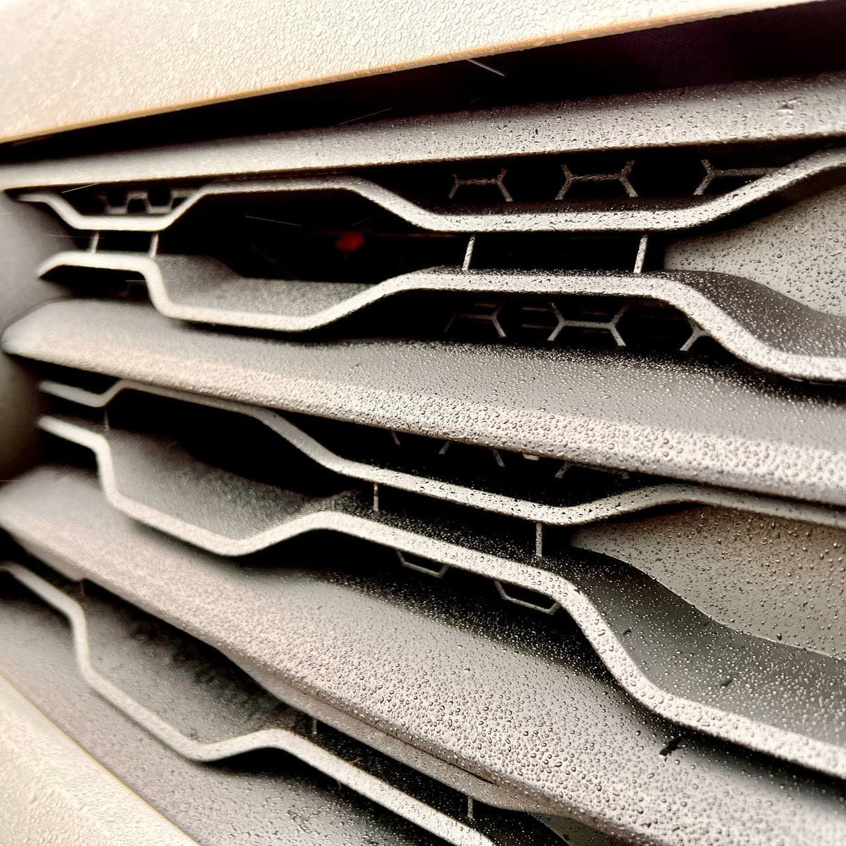 Griglia anteriore VW T6 R-Line (2 in 1) con badge/senza badge - Nero opaco