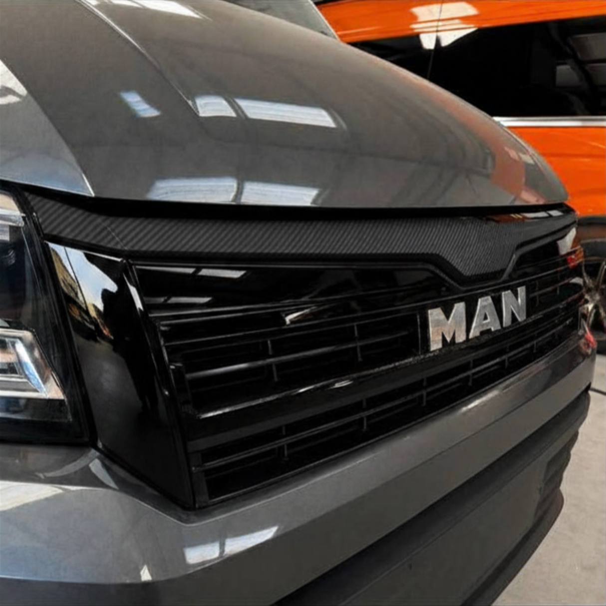 Pour la calandre MAN TGE Badgeless Gloss Black – Amélioration du style du van avant | Van-X