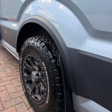 Pour les garnitures d'ailes de roue VW New Crafter / MAN TGE - Kit de style noir texturé en 4 pièces | Van-X