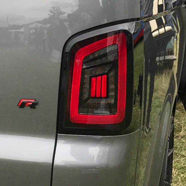 VW T5, T5.1 Porta fienile fumé Luci posteriori LHD Barre bianche LED Guida a sinistra Solo furgone MK3