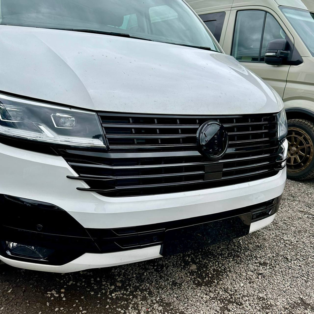 Voor VW T6.1, voorgrille zijvinnen Van-X - glanzend zwarte afwerking