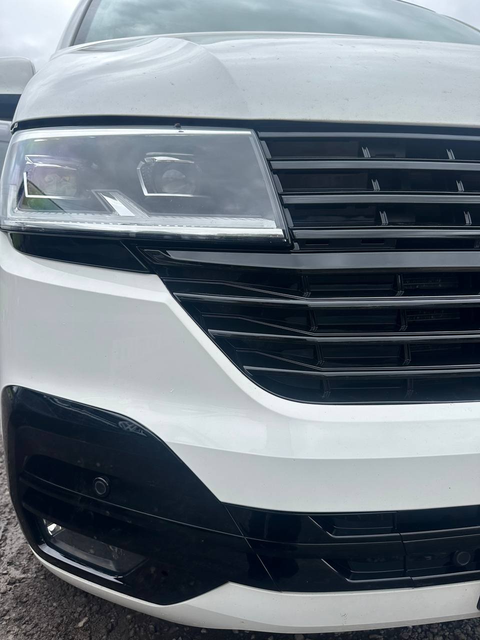 Voor VW T6.1, voorgrille zijvinnen Van-X - glanzend zwarte afwerking