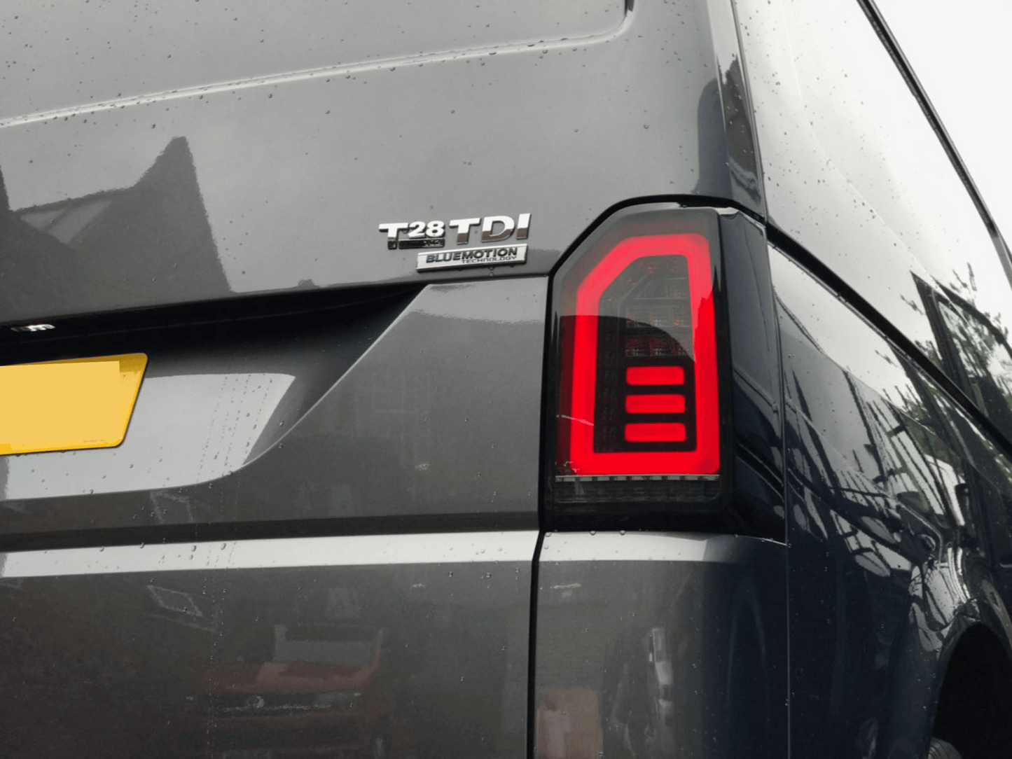 Luces traseras ahumadas para VW T6 Portón trasero LHD Barras rojas Solo para furgonetas de conducción a la izquierda europeas Indicador secuencial