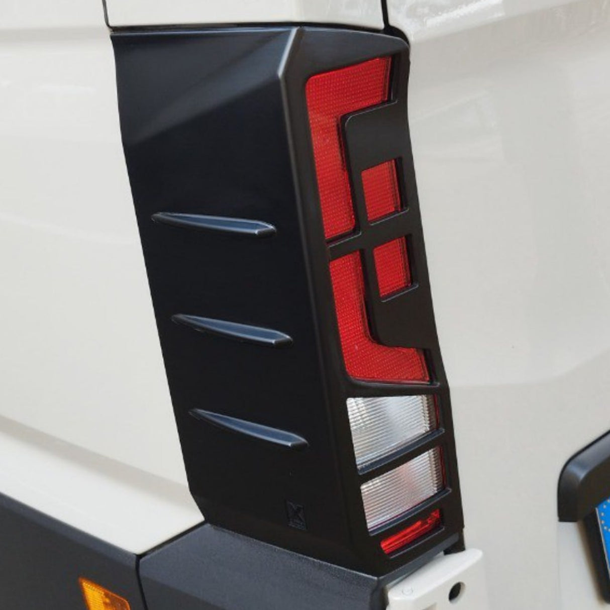 Para protectores de luces traseras Volkswagen Crafter - Negro mate (2018 en adelante)
