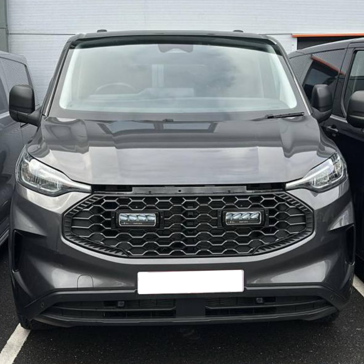 Per la nuova Transit Custom 2024 Griglia Anteriore con Luci LED Integrate - Nero Lucido | Van-X