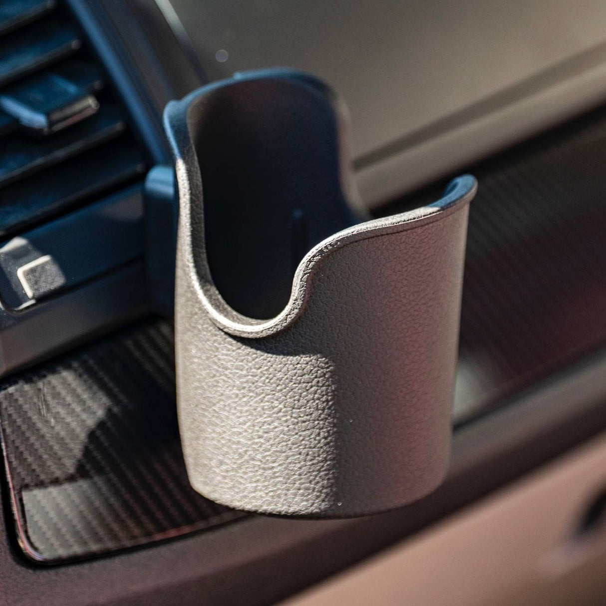 Para acabados de ventilación de aire del VW T6 con portavasos - Conjunto lateral izquierdo y derecho – accesorios interiores | Van-X