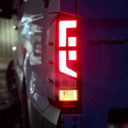 Rejillas de protección para luces traseras MAN TGE / Volkswagen Crafter Nueva Generación en negro brillante