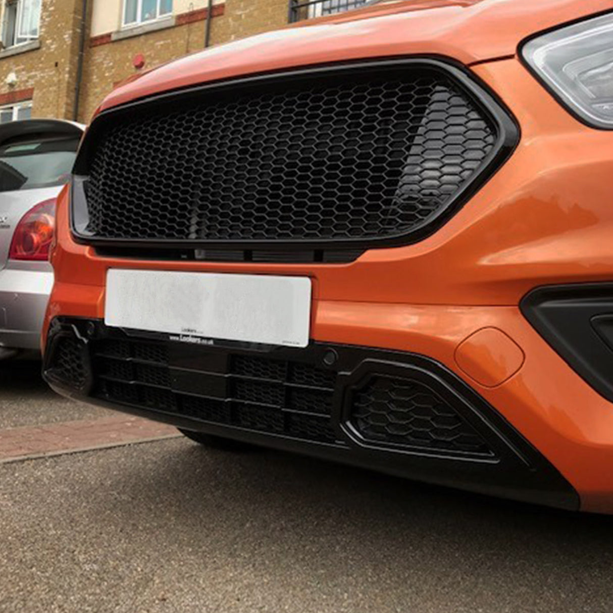 Pour ensemble de grille en nid d'abeille Ford Transit Custom - Haut noir brillant et bas noir mat - Prêt à installer.