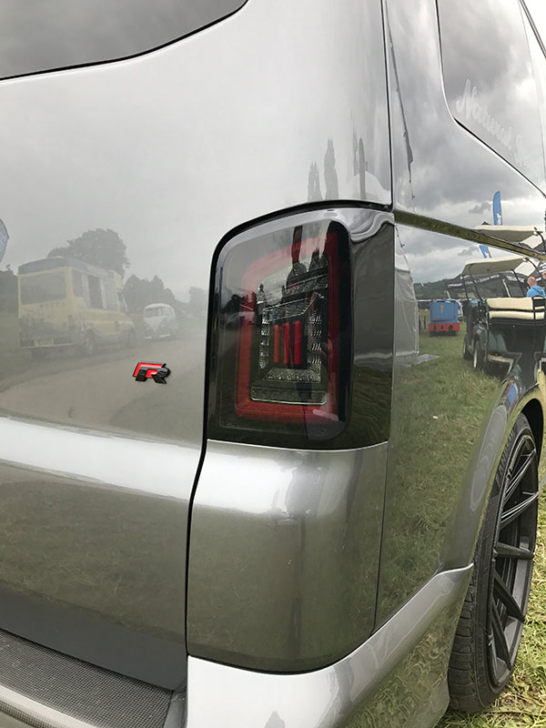 VW T5, T5.1 Portellone posteriore fumé Luci posteriori LHD Barre rosse LED Guida a sinistra Solo furgone MK3