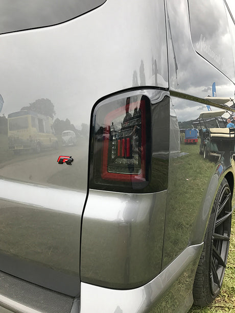 VW T5, T5.1 Portellone posteriore fumé Luci posteriori LHD Barre rosse LED Guida a sinistra Solo furgone MK3