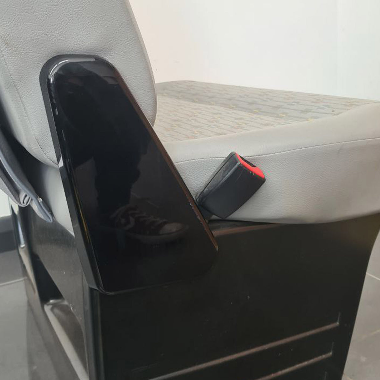 Tapa de bisagra para asiento gemelo VW T5, T5.1 + Tapas de reposabrazos - Negro Piano