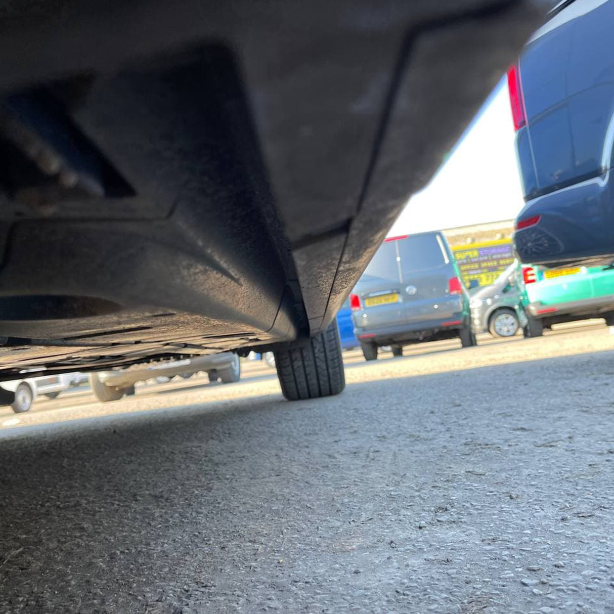 VW T6.1 Transporter SWB ABS zijskirts geschilderd in reflexzilver