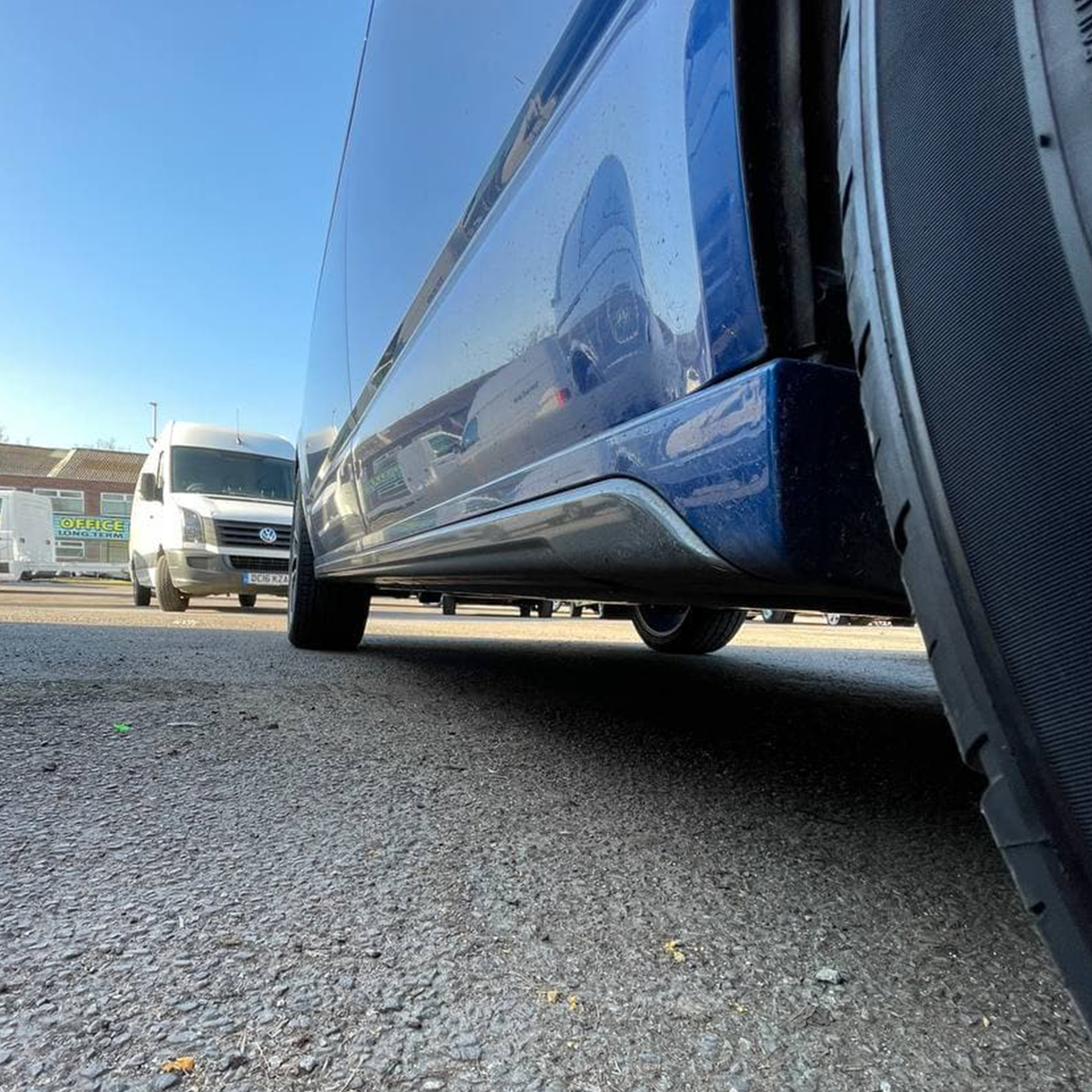 VW T6.1 Transporter SWB ABS zijskirts geschilderd in reflexzilver
