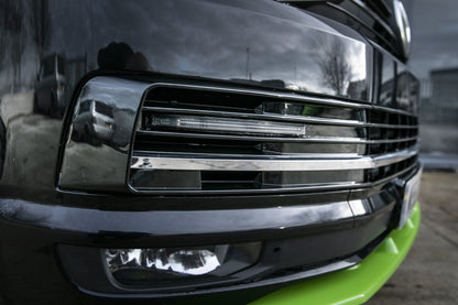 Kit DRL con barra luminosa VW T6 Transporter (nero lucido) adatto per paraurti Highline e Sportline Ideal MOD